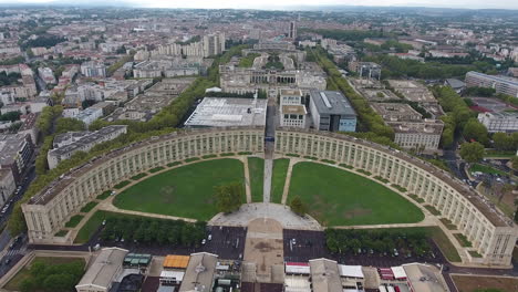 Halbkreisförmige-Gebäudearchitektur-Frankreich-Montpellier-Durch-Drohnen-Luftaufnahme.